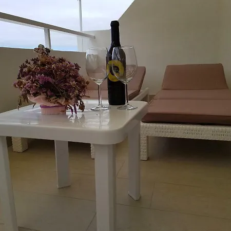 Island Village & Bo شقة